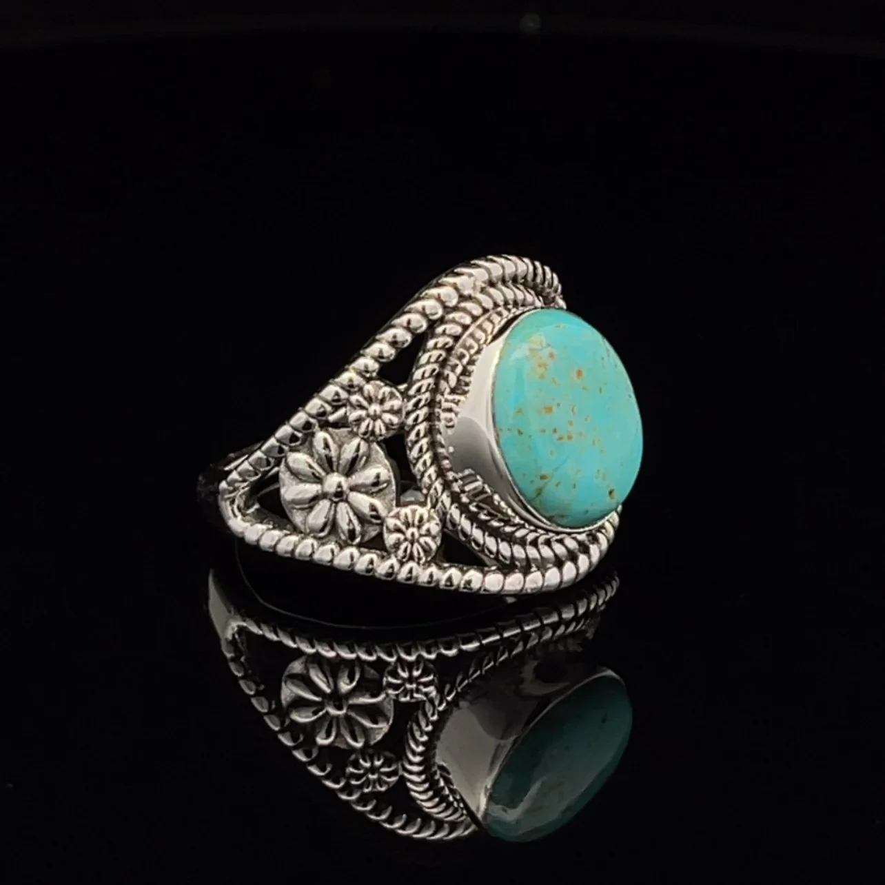 Sterling Silver Kingman Turquoise Ring Size 7 - Image 2