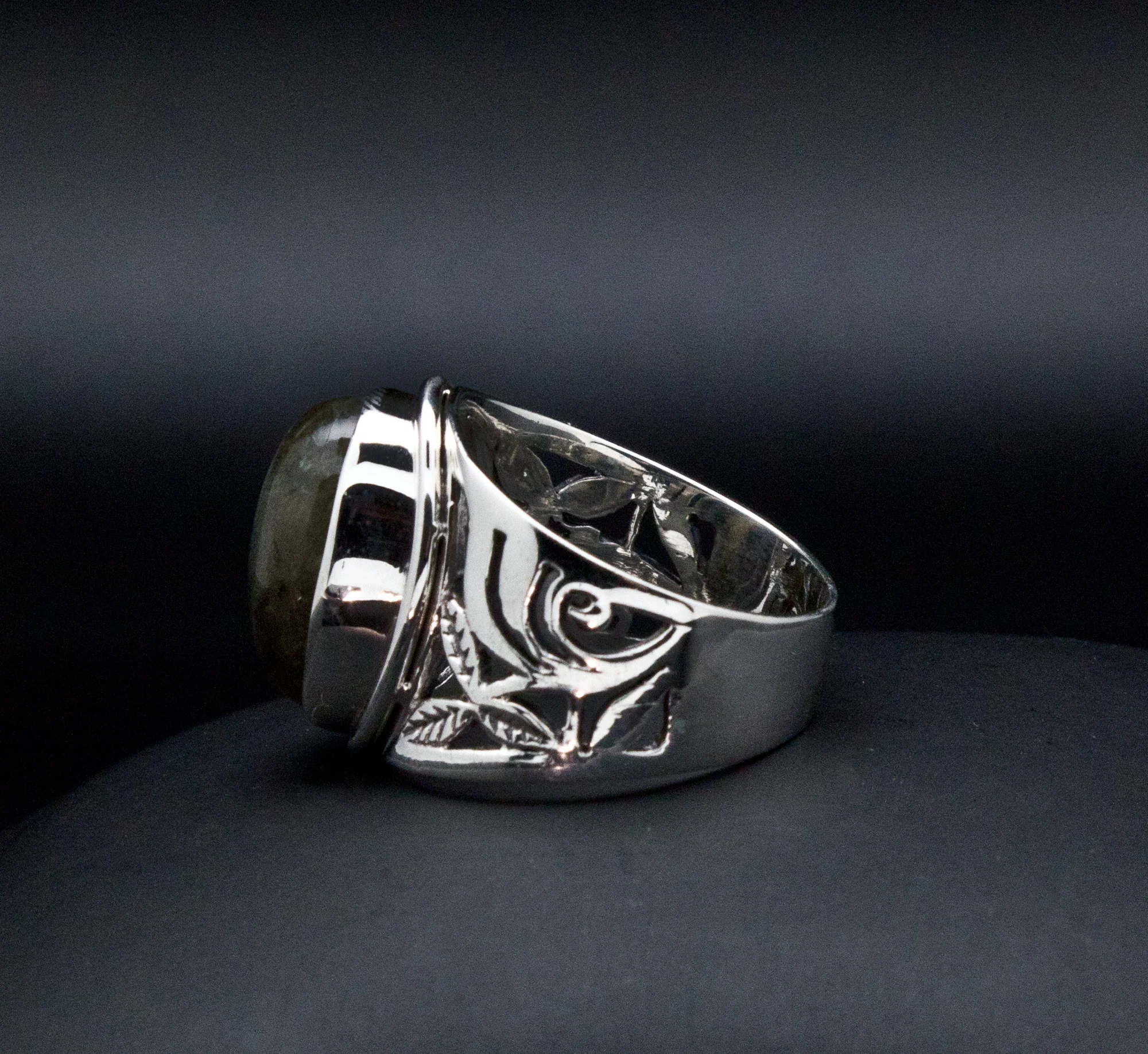 Sterling Silver Labradorite Ring Size 7 - Image 3