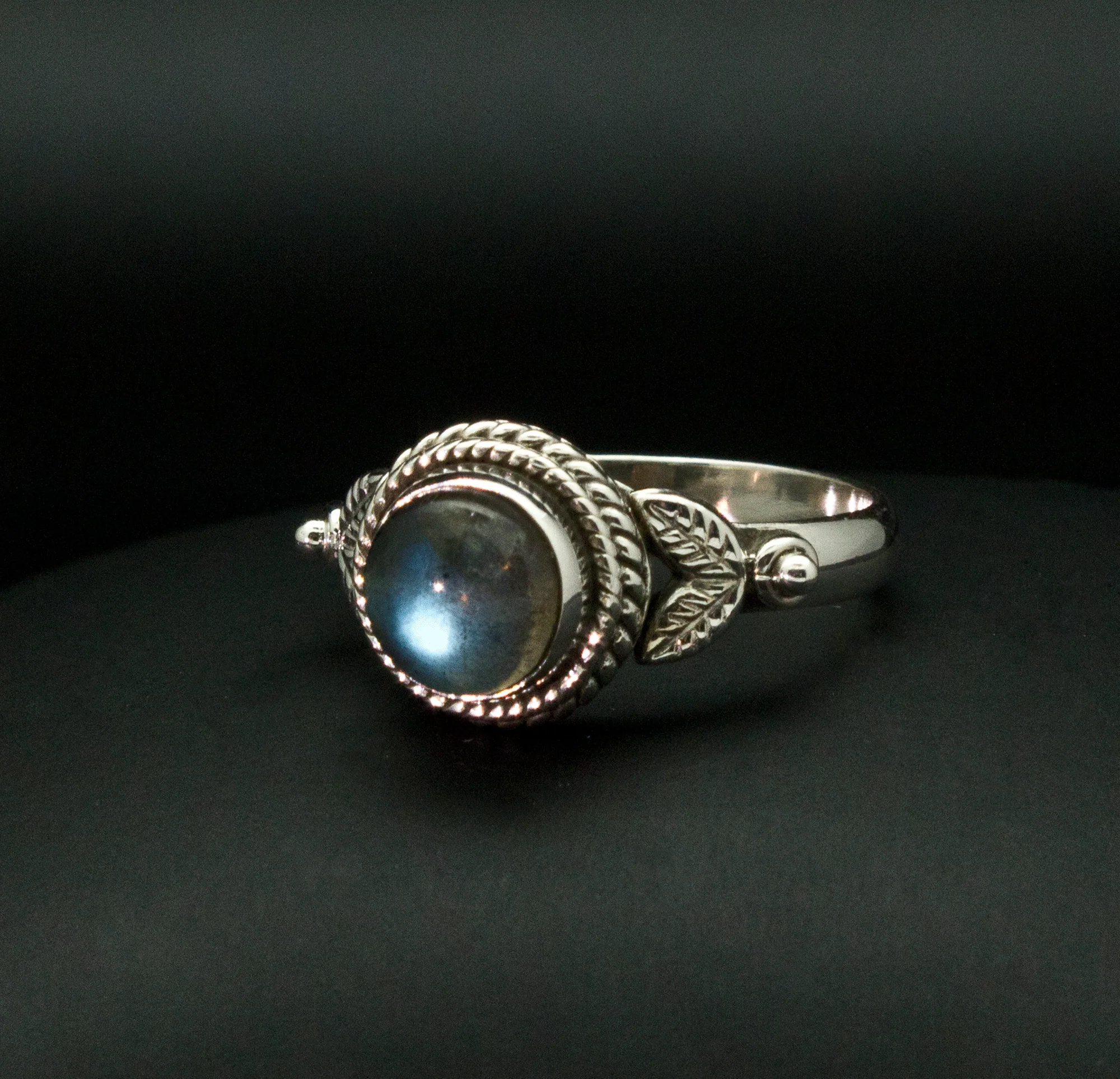 Sterling Silver Labradorite Ring Size 7 - Image 2