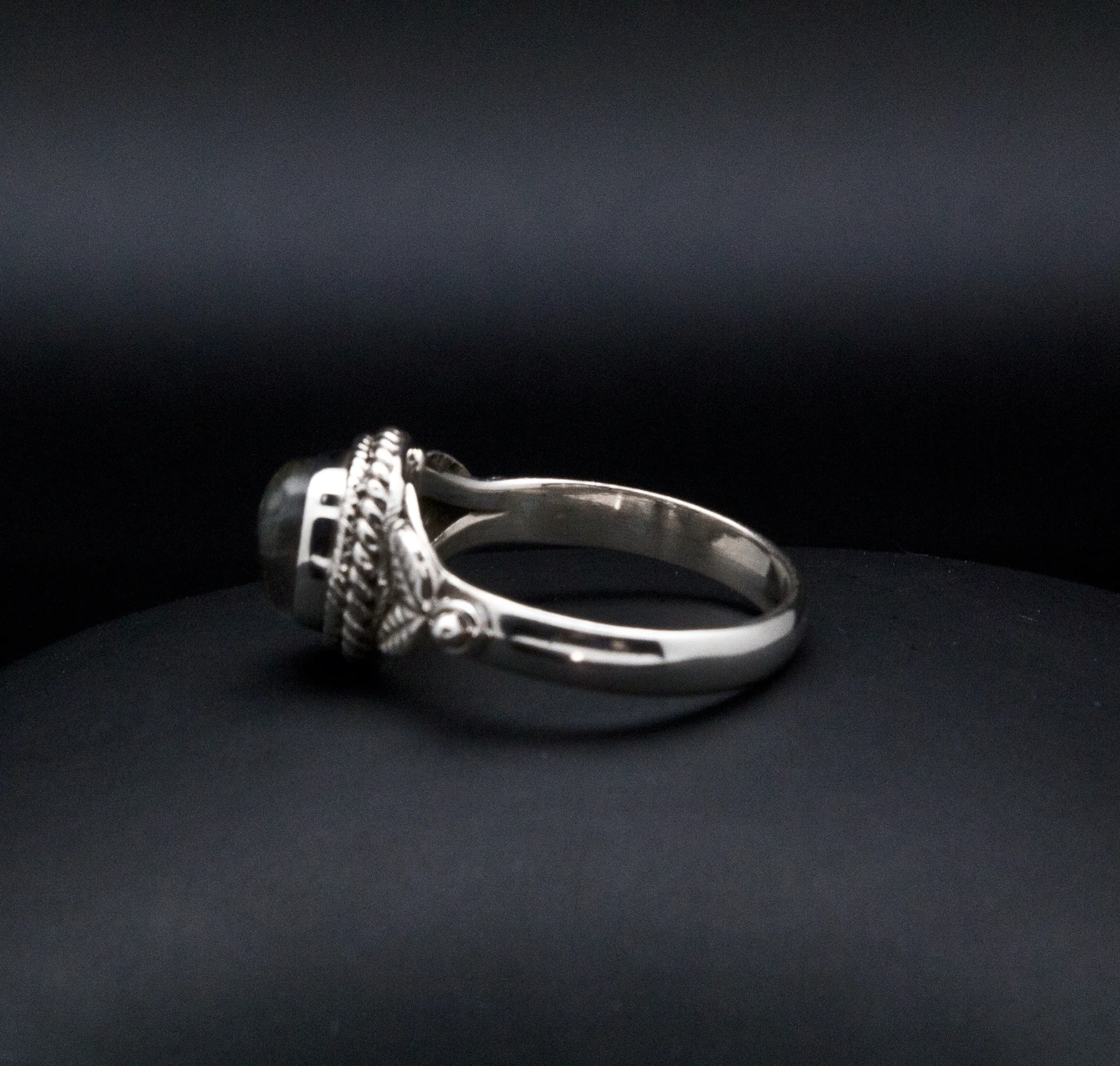 Sterling Silver Labradorite Ring Size 7 - Image 3